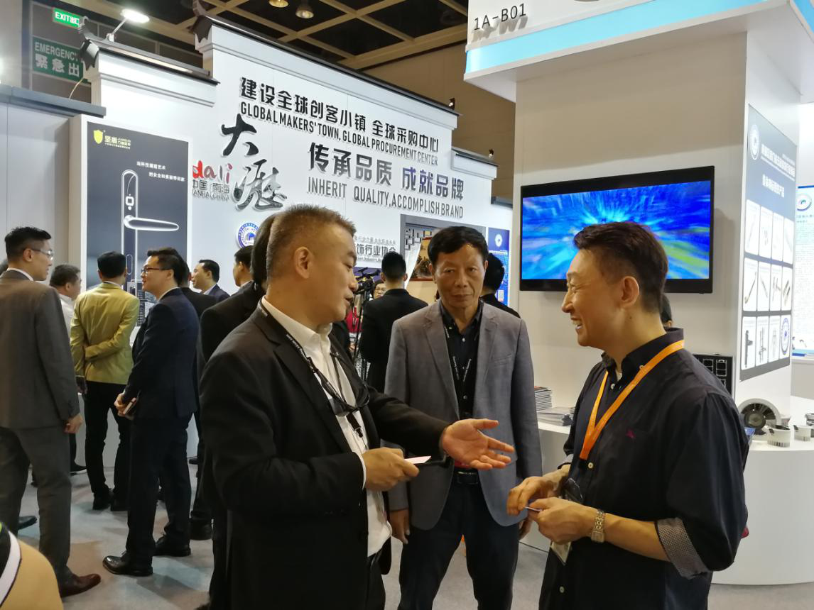 吴泽成（中）、麦客（左）与香港贸易发展局副总裁周啟良（右）交流