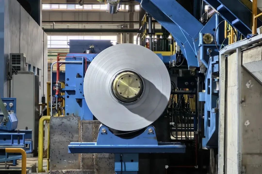国潮铝业年产20万吨新能源电池铝箔坯料项目首卷冷轧产品顺利下线