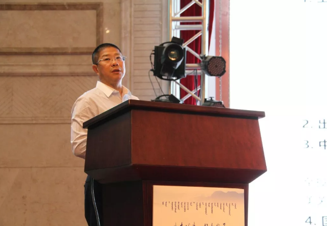 中国有色金属工业协会党委副书记范顺科出席并作报告